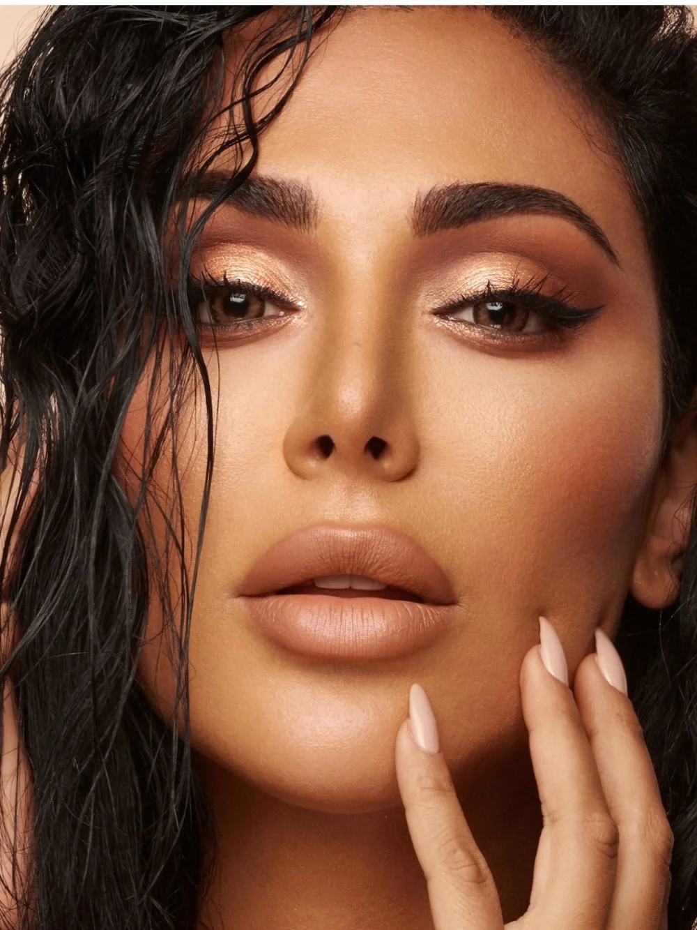 HUDA BEAUTY MEDIUM NUDE OBSESSIONS EYESHADOW PALETTE